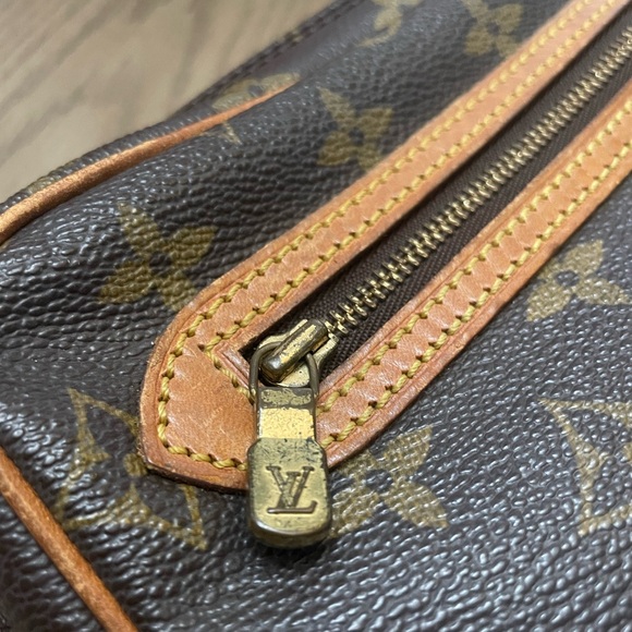 LV Vintage Dragonne GM Clutch. - Picture 6 of 14